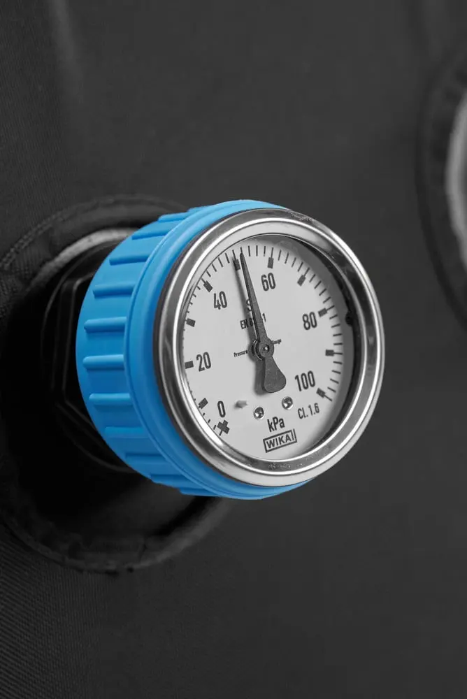 Pressure gauge with a blue casing and white dial integrated into the black Flowchamber Oxygen Elite 226 Soft-Shell.